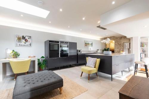 Cotswold Hillside Retreat with Stunning Views