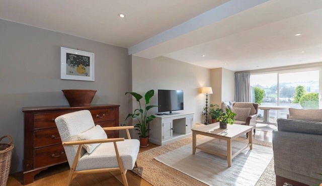 Cotswold Hillside Retreat with Stunning Views