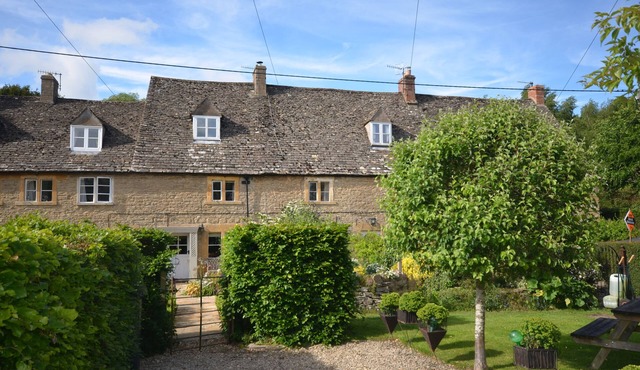 COTSWOLD HISTORIC COTTAGE, WITH LARGE GARDEN