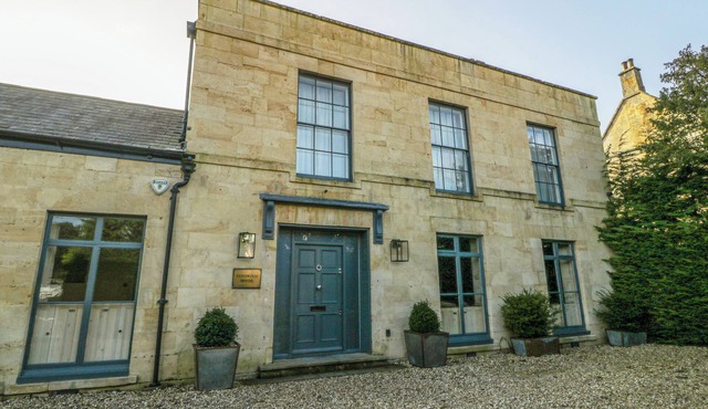 COTSWOLD HOUSE, pet friendly, with open fire in Moreton-In-Marsh
