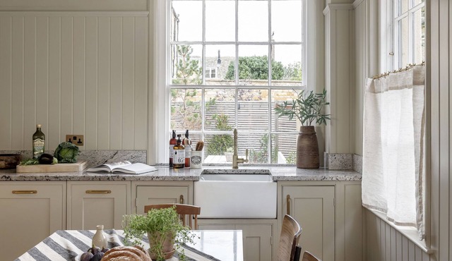 COTSWOLD HOUSE, pet friendly, with open fire in Moreton-In-Marsh