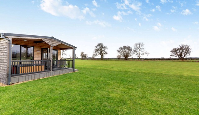 Cotswold lodge with hot tub - Springfield Lodge