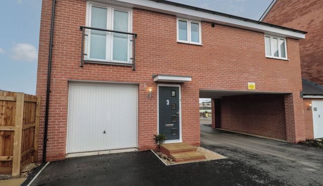 COTSWOLD OUTLET COACH HOUSE, pet friendly in Tewkesbury