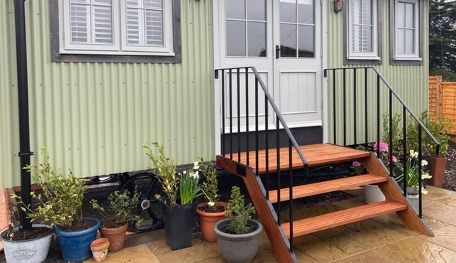 Cotswold Shepherdhut Retreat . Hot Tub , Sauna. Pet friendly