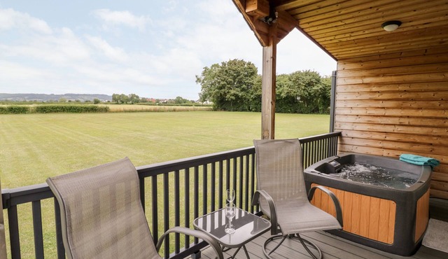 COTSWOLD VIEW 1, romantic, character holiday cottage in Honeybourne