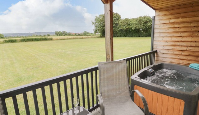 COTSWOLD VIEW 2, romantic, character holiday cottage in Honeybourne