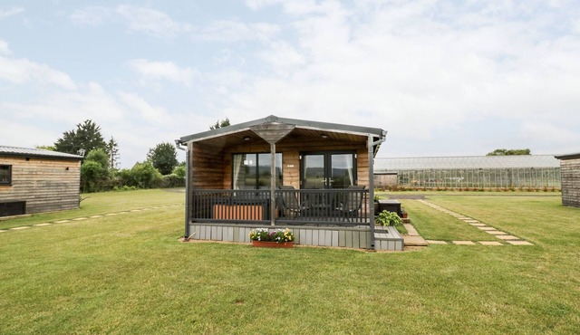 COTSWOLD VIEW 3, romantic, character holiday cottage in Honeybourne