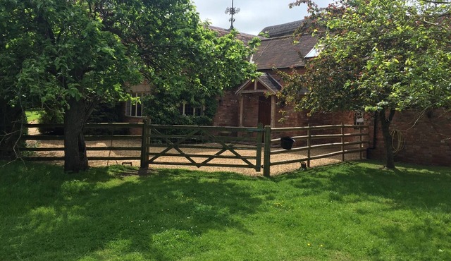 Cotswolds heaven, feed the alpacas and relax in luxury cottage with hot tub