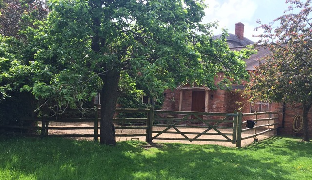 Cotswolds heaven, feed the alpacas and relax in luxury cottage with hot tub