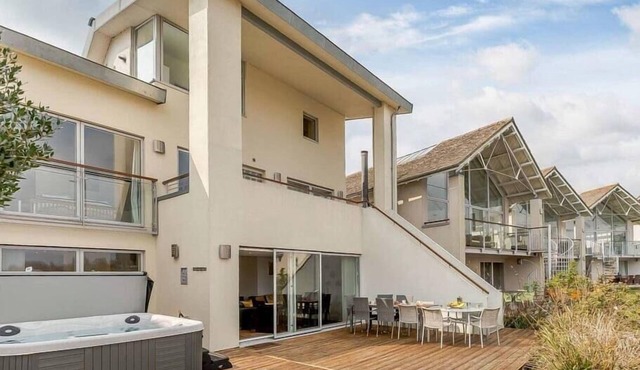 Cotswolds Lakehouse, Lower Mill Estate