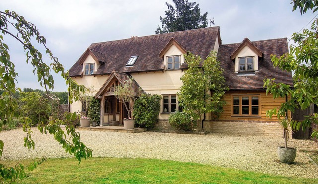 Cotswolds luxury family friendly oak framed cottage with fab interior style
