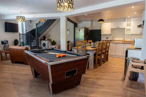 Cotswolds- Stroud-Large 5 Bedroom House-Pool Table-Sleeps 10-Near Canal Walks