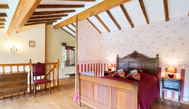 Cottage "L'Atelier" with Shared Pool, Private Terrace, and Wi-Fi