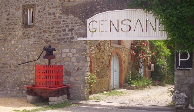 cottage 8 people 4 bedrooms 3 stars in a farmhouse surrounded by vineyards