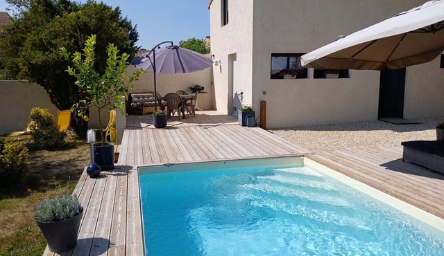 Cottage with heated pool, enclosed garden and WiFi in Baignes