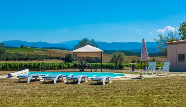 Cottage classified 3 * in vineyard with magnificent views and private pool