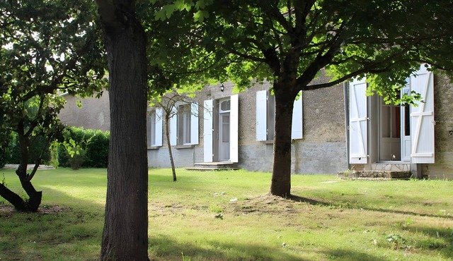 Cottage “Logis Auprès du Château” with Private Garden and Wi-Fi