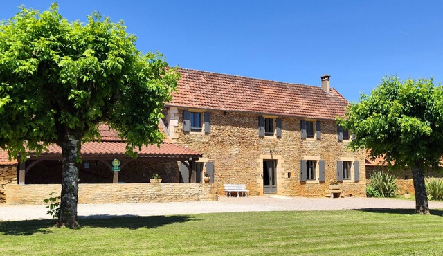 Cottage for 12 with terrace and shared pool