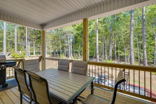 Cottage 1 Mi to Lake Gaston Beach & Boat Launch