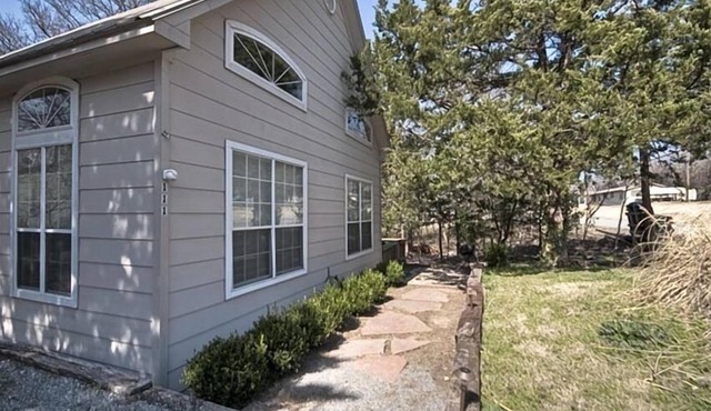 Cottage, 1 mile to Highport Marina which offers a daily fee boat ramp.