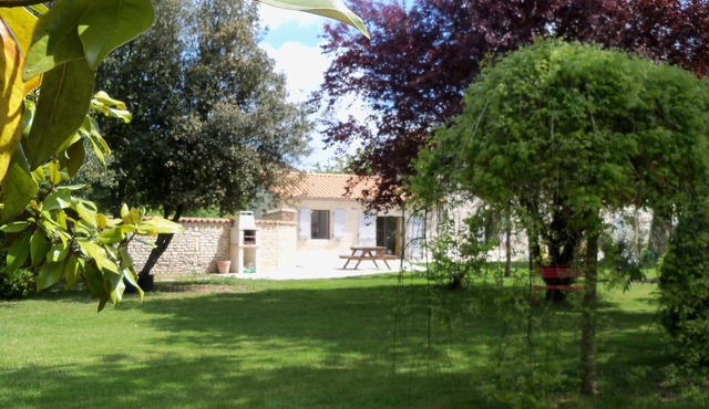 Cottage 12 people, swimming pool, near La Rochelle, Marais Poitevin and Ile de Ré