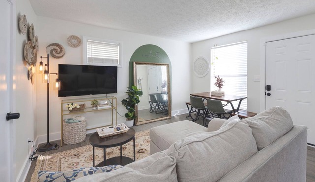 Cottage 2 mi to Broadway: King Bed, Fenced Yard