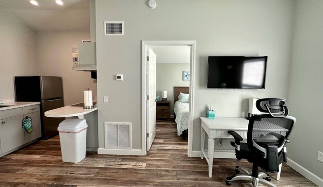 Cottage 23: The Lighthouse - Waterfront Lodging in Downtown Tavares, FL