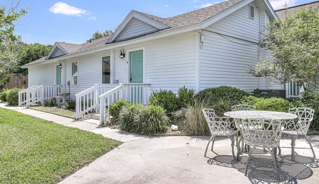 Cottage 3, Located in town, walking distance to marina and festival grounds.