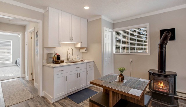 Cottage-30 day min rental-2bd,1 bath -down town darling-walk to the heart of WP