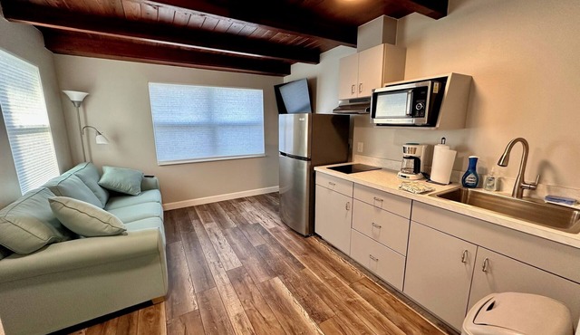Cottage 31: Hibiscus Hut - Waterfront Lodging in Downtown Tavares, FL