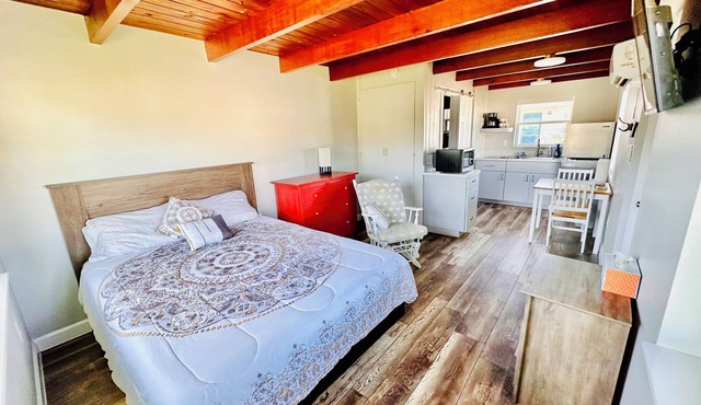 Cottage 33: Pineapple Place - Waterfront Lodging in Downtown Tavares, FL