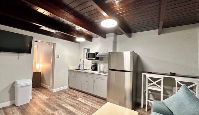 Cottage 36: Sunshine Suite - Waterfront Lodging in Downtown Tavares, FL