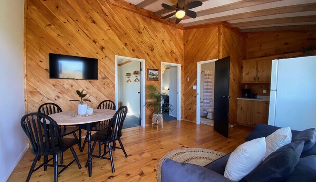 Cottage #4 - 2 bedroom - family & pet friendly!