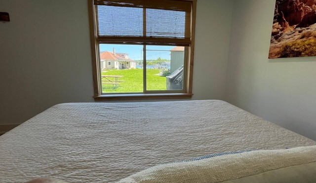 Cottage #4 - Beautiful 3 Bedroom Lakefront Cottage - Fully Renovated in 2024!