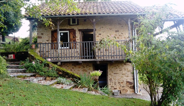 Cottage 4 to 5 people in restored stone house and in a quiet location