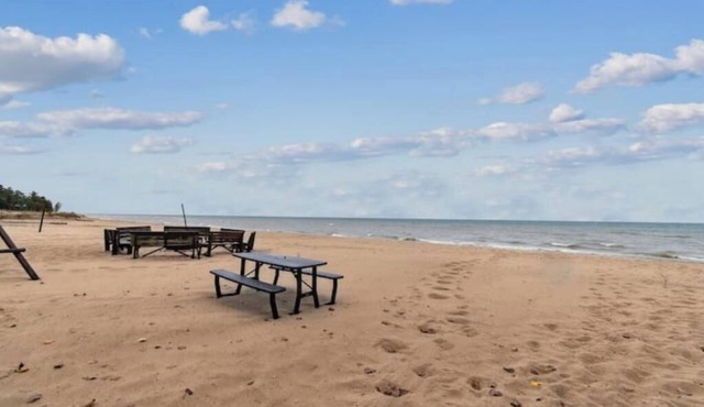 Cottage #5: 3BR/1BA Relaxing Lakeside Retreat!nn