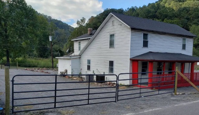 Cottage 5 In Eckman Central to Hatfield McCoy trails. ATV Rental Offered!