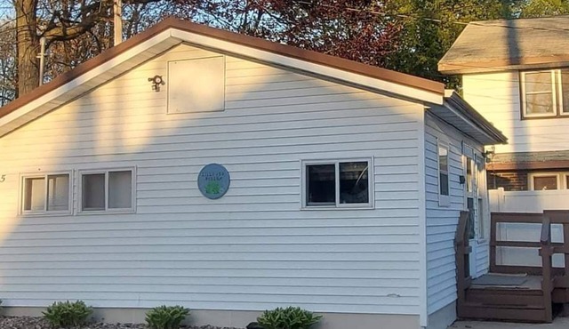 Cottage #5 on Shawano Lake has everything you need. Nice 1 bedroom cottage completely furnished. Weekly rental - summer to fall Monthly rental available in Fall, Winter and Spring