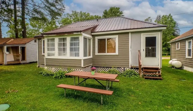 Cottage #6 - Cute and airy 2 bedroom cottage right on Chautauqua Lake!