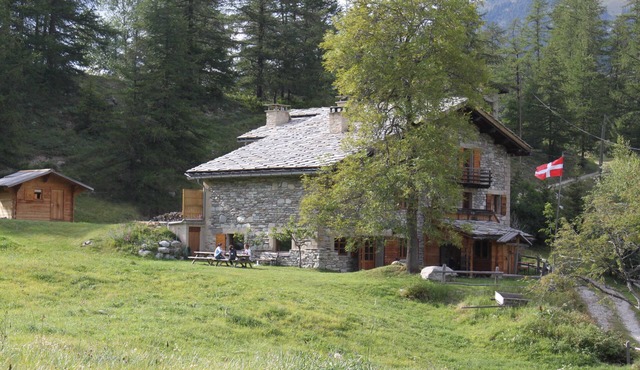 Cottage 6 pl at Chalet de La Tourna, 1670m at the start of the hikes