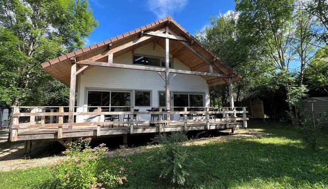 Cottage 6 to 8 people, House wood layout quality. Near lake Bcp of space