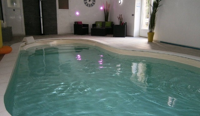 Cottage 8 people with heated indoor pool and fishing pond.