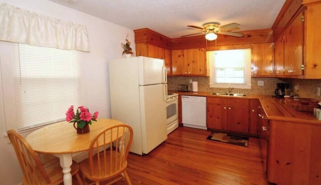 Cottage #8 - Pet-Friendly with Fenced Lawn