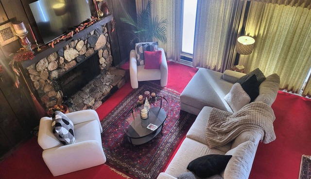 COTTAGE A FRAME, PRIVATE 2 ACRE LOT, LAKE MICHIGAN, DUNES, SLEEPS 8, PETS OK