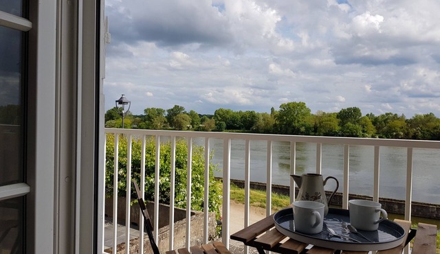 Cottage along the Loire on Private Road 10 minutes from the City Center. 4p