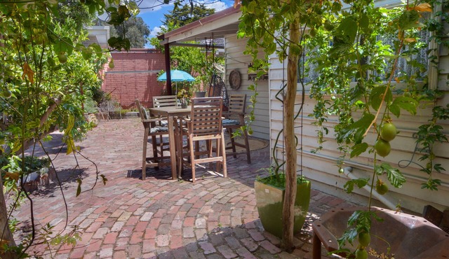 Cottage and garden near cbd with studio. Pet friendly.