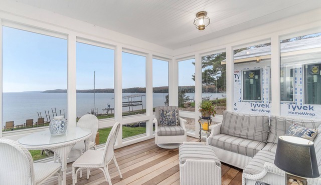Cottage + Apt w/Prime Location on Crystal Lake, Deck, 2 Grills, 2 Kitchens, WiFi