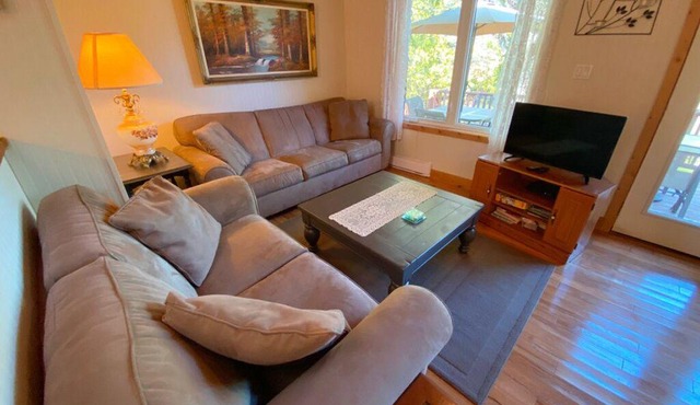 Cottage at Bruce Peninsula National Park and Lake Huron to live with the nature