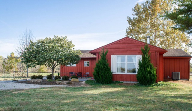 Cottage at Cedar Valley Forest - 60 acres of gorgeous Kansas scenery!