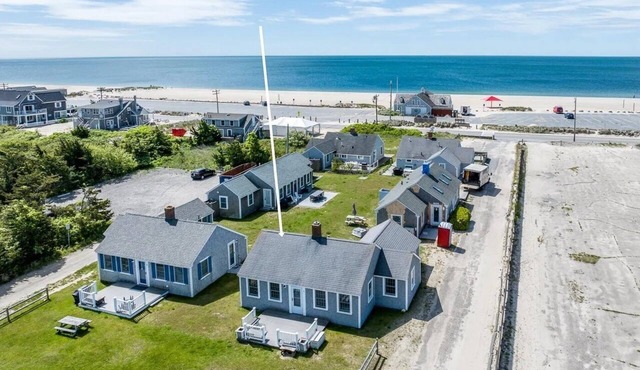 Cottage at Craigville Beach. Sand, Sun, Fun, Fried Clams, and Lobster Rolls!